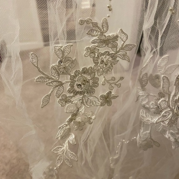 (image for) Selling a beautiful Off white wedding veil with beautiful embellishments!!!!
